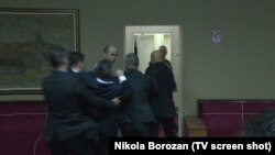 Polis müxalifətçi deputatları parlamentdən çıxarır