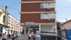 Ljudi u redu za testiranje na korona virus