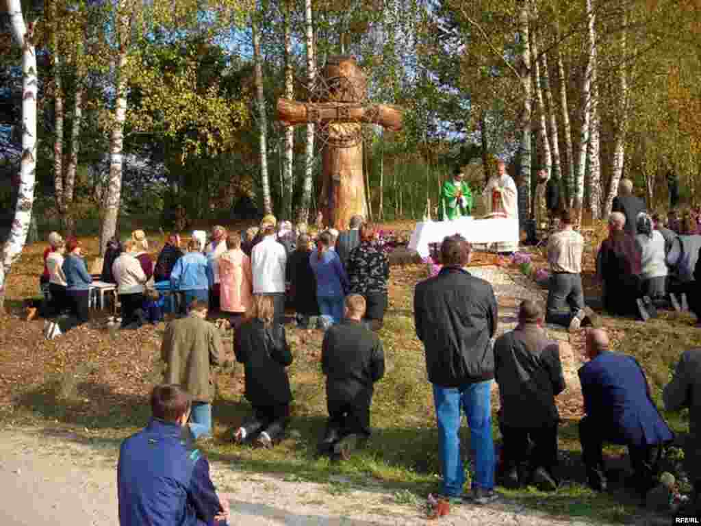 27 верасьня - У вёсцы Салацьце Гарадзенскага раёну, што амаль на самай мяжы з Літвой, рыма-каталіцкі, грэка-каталіцкі і праваслаўны сьвятар супольна асьвяцілі ўсталяваны мясцовымі жыхарамі крыж.