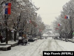 Flamuj të Serbisë të vendosur në Mitrovicën e Veriut, në ditën kur Kosova pritet të miratojë ligjet për Ushtrinë e saj