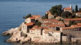 Staţiunea de lux Sveti Stefan, Muntenegru, malul Mării Adriatice.