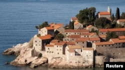 Staţiunea de lux Sveti Stefan, Muntenegru, malul Mării Adriatice.