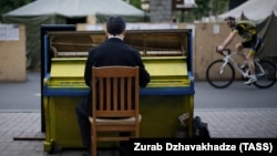 Пианино на улице у площади Независимости в Киеве, 2014 год