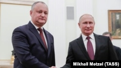 Russian President Vladimir Putin (right) meets with Moldovan President Igor Dodon in Moscow on October 31.