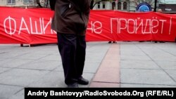 Почти на всех митингах, организованных властями в России и пророссийскими активистами на Украине, звучит слово "фашизм"