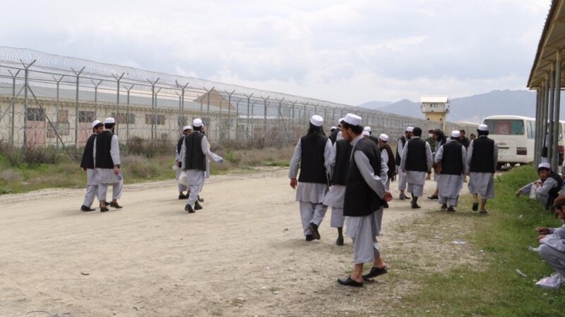 'د طالبانو ۶ بحث پاروونکي زندانیان قطر ته لېږدول کېږي'