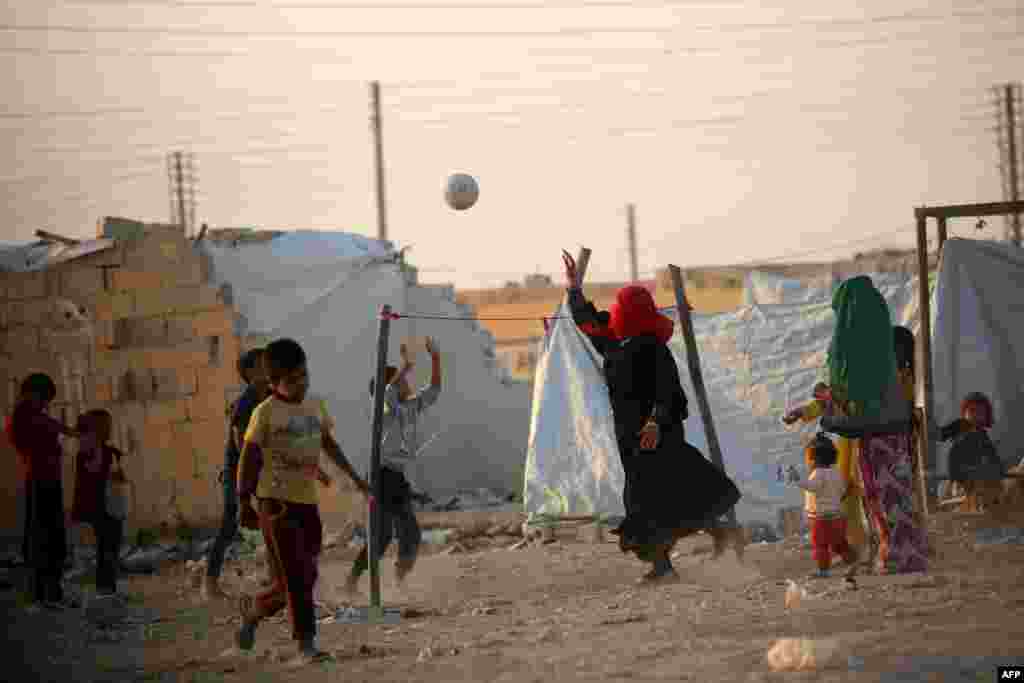 Displaced Iraqis who fled fighting in the Mosul area play volleyball at a camp for internally displaced people in the northeastern town of Al-Hol in Syria&#39;s Hasakeh Province. (AFP/Delil Souleiman)