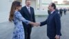 Рукопожатие президента Франции Франсуа Олланда с первой леди Азербайджана во время встречи в аэропорту Баку 