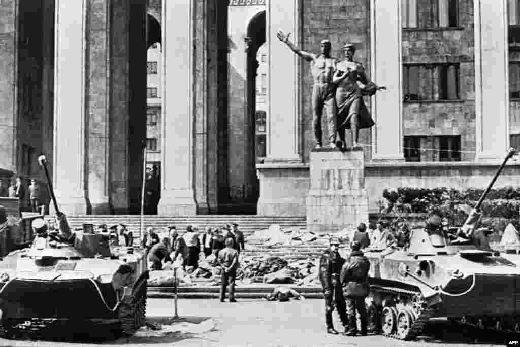 Soviet tanks stand in front of the Georgian government building after troops violently broke up the pro-independence protests.