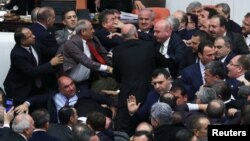 Türkiyə parlamentində dava