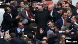 Түрк парламентинде конституциялык өзгөртүүлөр боюнча талкуу маалында чатак чыккан, 12-январь 2017-жыл.
