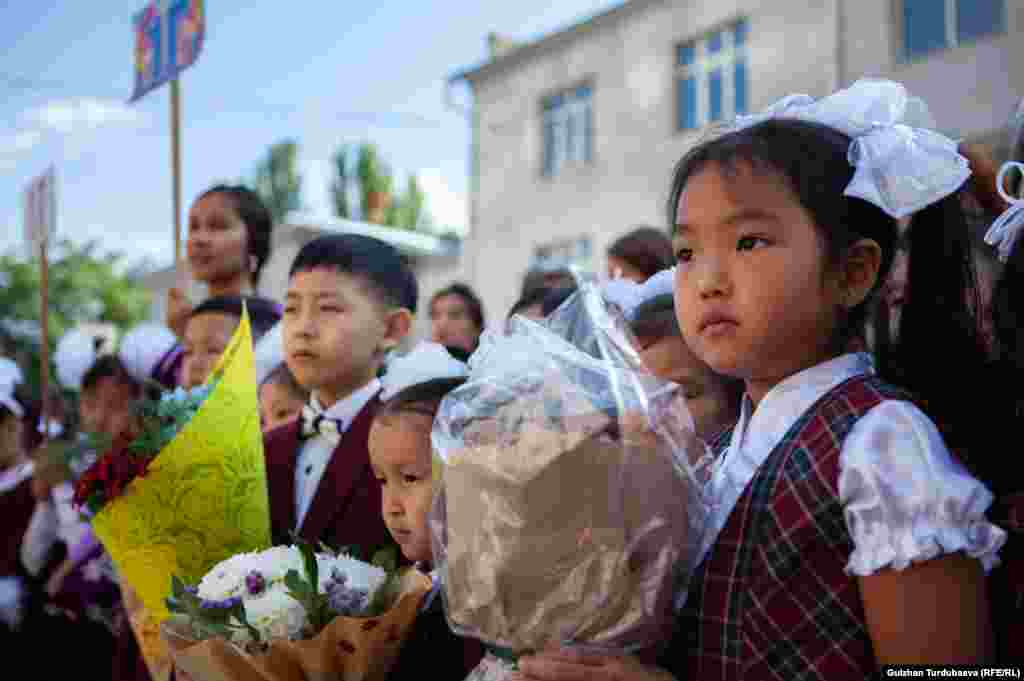 Кыргызстанда быйыл мектепке барган окуучулардын жалпы саны 1 миллион 300 миңге чамалайт. 