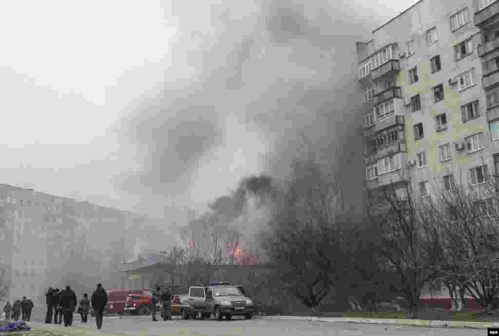 24 січня 2015 року. Пожежа та дим над будівлею внаслідок обстрілу&nbsp;східних житлових кварталів Маріуполя. 24 січня від обстрілу установками залпового вогню загинула 31 людина, понад 100 осіб були поранені. Обстріл, як визначила спеціальна моніторингова місія ОБСЄ, вівся з території, підконтрольній угрупованню &laquo;ДНР&raquo;, що визнане в Україні терористичним. За даними СБУ, Маріуполь обстріляла&nbsp;російська артилерія