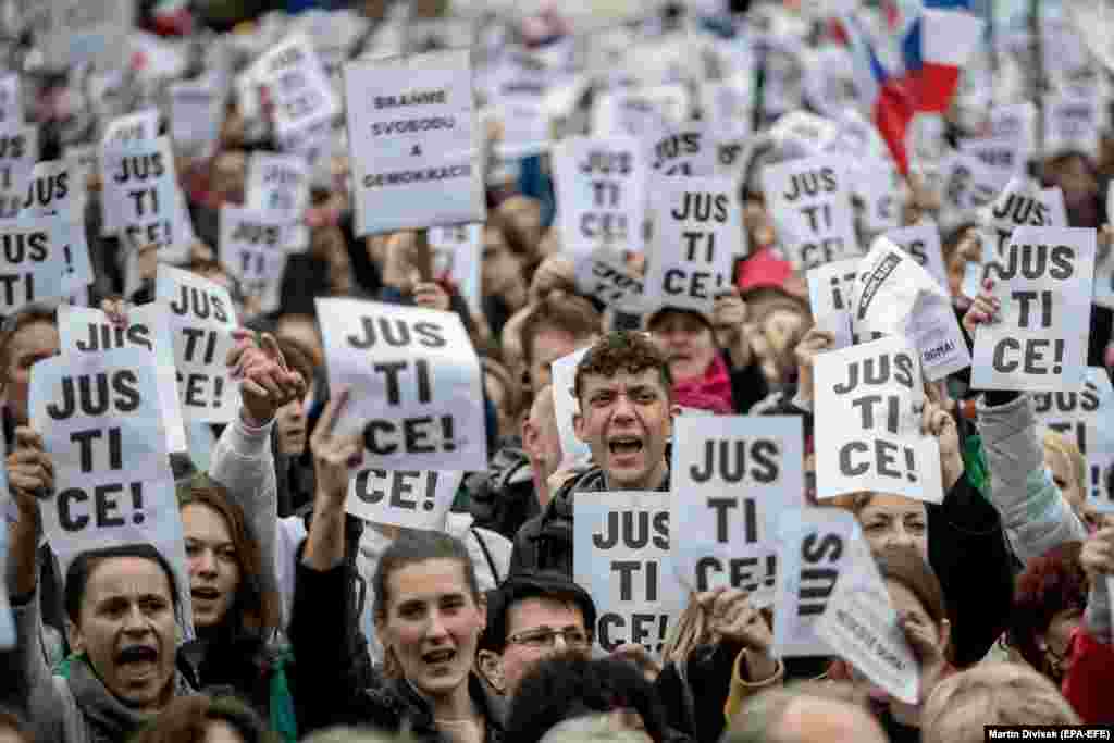 Чехи протестують проти прем&rsquo;єр-міністра Андрея Бабіша та проти призначення нового міністра юстиції. В руках у людей баннер із написом: &laquo;Справедливість&raquo;