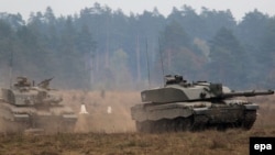 Боевые танки FV4034 Challenger 2 британской армии во время военных учений НАТО «Дракон-15» в Польше, 16 октября 2015 года