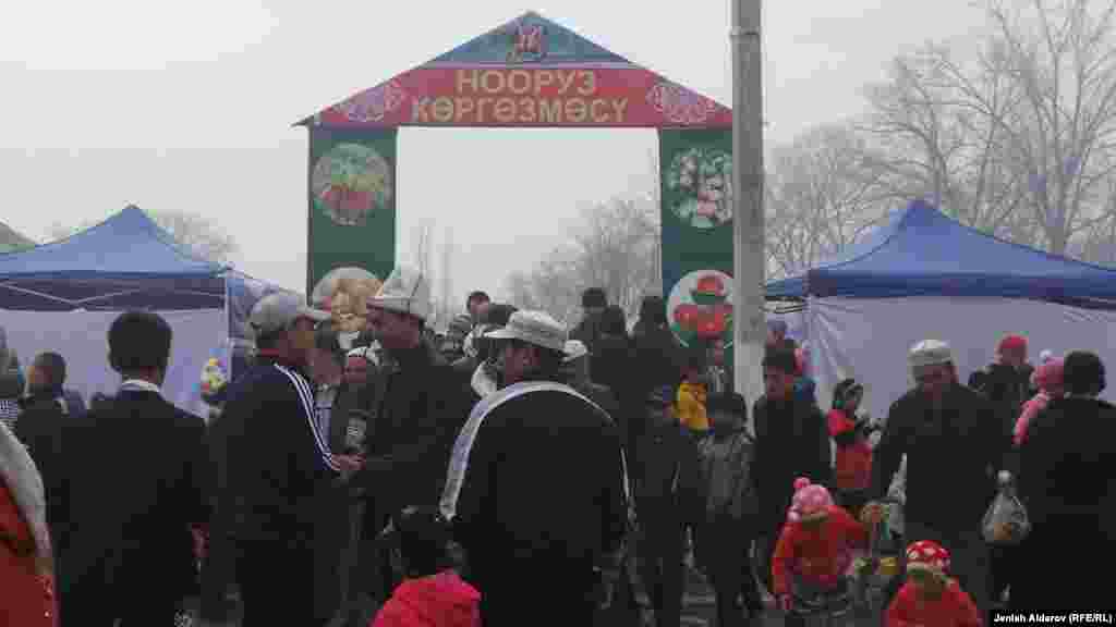 Баткенде Нооруз майрамын белгилөө элдик сайрандоо, кол өнөрчүлүк, улуттук даамдардын көргөзмөсү менен коштолду. 