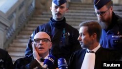 Поль Бекар (слева) отвечает на вопросы журналистов после заседания суда в Брюсселе, 17 ноября 2017 года 