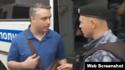 Луис Маринелли говорит московскому полицейскому, что он – американец