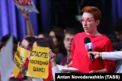 Tatyana Felgengauer asks a question during Russian President Vladimir Putin's annual press conference on December 14.