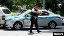 Поліцейський на місці нападу в Алмати, 18 липня 2016 року