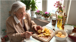 У свої 98 років Оксана Павлівна майже не ходить, але не звикла сидіти без діла – з легкістю може начистити картоплі чи перебрати квасолю