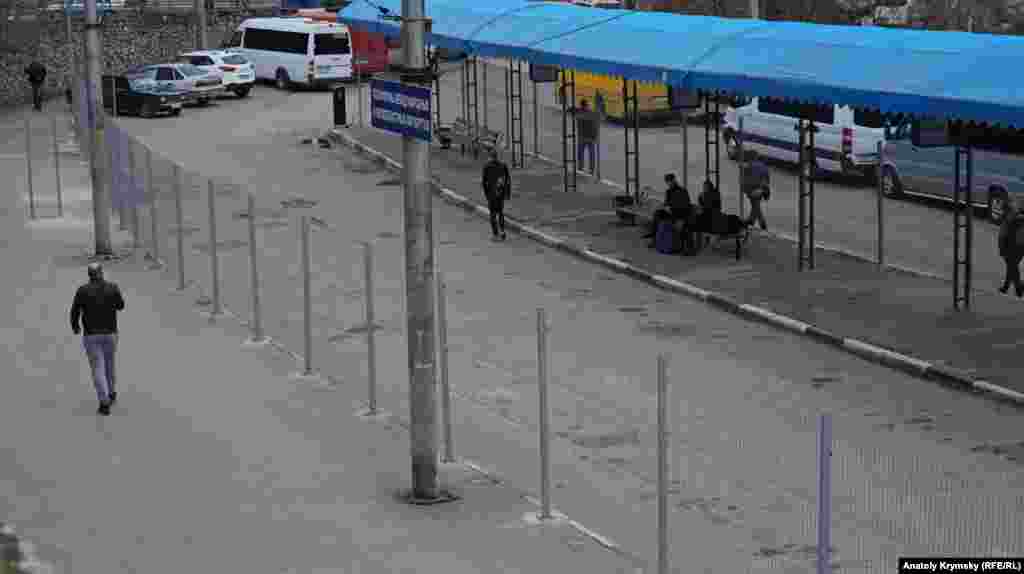 Автобусные платформы в курортной столице Крыма стали теперь больше похожи на зону пограничного контроля