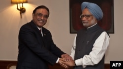 Pakistani President Asif Ali Zardari (left) and Indian Prime Minister Manmohan Singh meet in New Delhi.