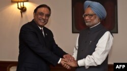 Indian Prime Minister Manmohan Singh (right) shakes hands with Pakistan President Asif Ali Zardari during a meeting in New Delhi on April 8.