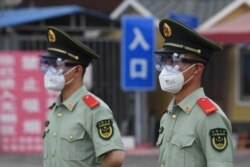 Китайська поліція в масках біля зачиненого ринку «Сінфаді» в Пекіні