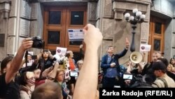 Protest novinara nakon što su maskirane osobe ubacile 500 letaka u dvorište zgrade Televizije N1 na kojima je ispisano ‘Republika Srbija, doviđenja. Dobrodošli u Luksemburg’ (16. oktobar 2019.)