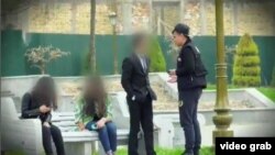 Журналисты телеканала «Менинг юртим» (MY5) снимали на скрытые камеры молодых людей, целующих или сидящих в обнимку в парках Ташкента. Скриншот с видео.