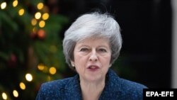 Theresa May adresîndu-se astăzi presei la reședința sa de la 10 Downing Street 