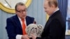 Геннадий Хазанов дарит Путин копию императорской короны на церемонии в Кремле в честь своего 70-летия, 1 декабря 2015 года