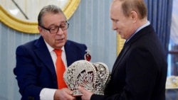 Геннадий Хазанов дарит Путин копию императорской короны на церемонии в Кремле в честь своего 70-летия, 1 декабря 2015 года
