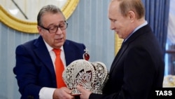 Геннадий Хазанов дарит Владимиру Путину копию короны, 2015 год.