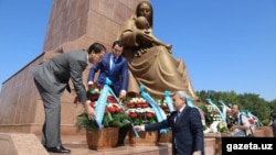 Чільні представники керівництва Узбекистану, але без президента, кладуть вінки до пам’ятника Незалежності, Ташкент, 31 серпня 2016 року