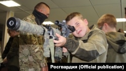 Школьник на выставке оружия. Севастополь, 24 октября 2019 года