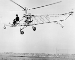 Ігар Сікорскі пілятуе свой першы гелікоптэр VS-300, 1939