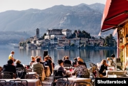 Specialiștii din domeniul turismului remarcă dorința românilor de a merge, măcar o dată pe an, în străinătate. Foto: Lacul Orta, Italia.