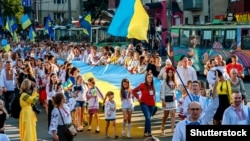За даними опитування, люди, які вважають українську своєю рідною, переважно підтримують (66 відсотків) це рішення