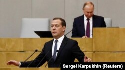 Дмитрий Медведев выступает перед депутатами Госдумы, 8 мая 2018 года 