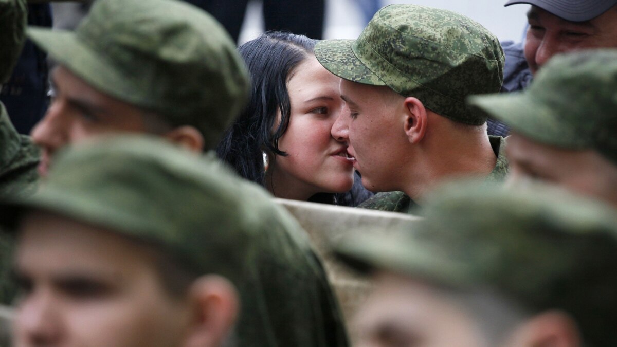 Об особенностях начавшегося осеннего призыва в российскую армию в гостях у  Виктора Резункова беседуют правозащитник Элла Полякова и журналист  Александр Жабский