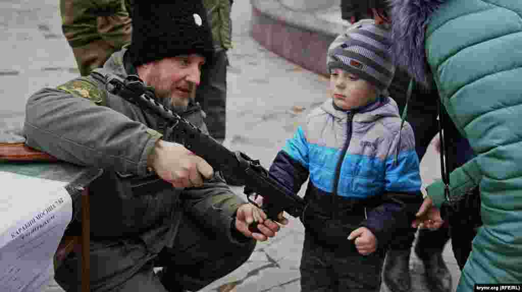 У Сімферополі для дітей казаки влаштували «майстер-класи» щодо поводження з вогнепальною зброєю
