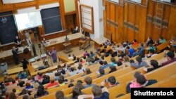 Мәскеу мемлекеттік университетінің аудиториясында отырған студенттер. Көрнекі сурет. 