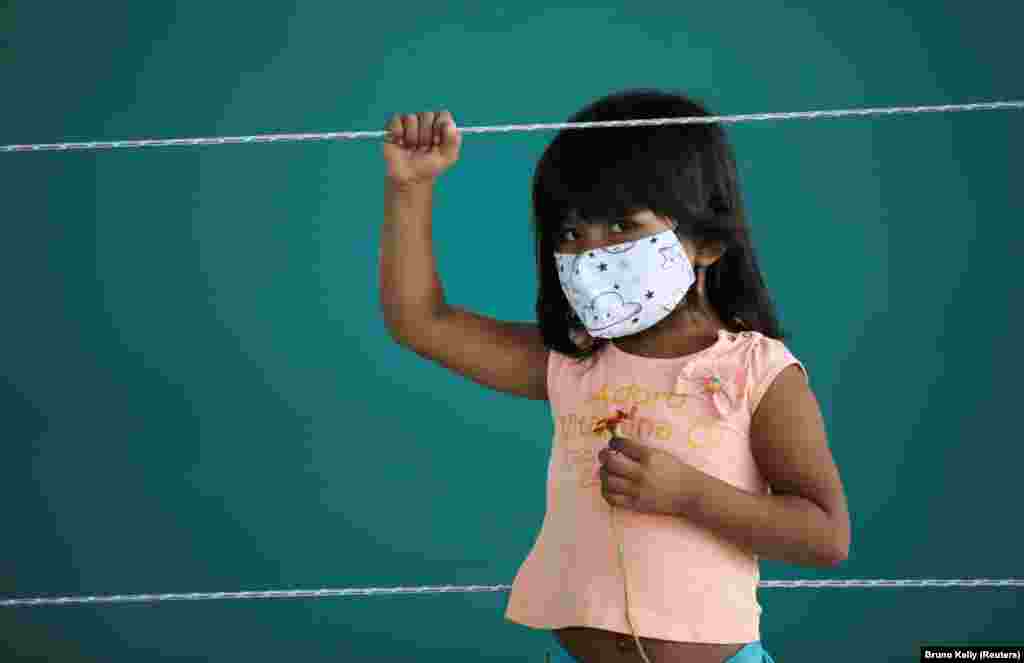 Дівчинка в захисній масці під час карантину в Манаусі