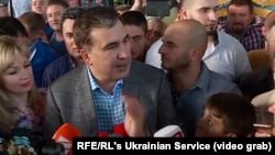 Михаил Саакашвили өзін күтіп алған жақтастары мен журналистер алдында сөйлеп тұр. Киев, 29 мамыр 2019 жыл.
