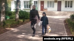 Алена Лазарчык з сынам Арцёмам, архіўны здымак