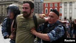 Бывало, полиция задерживала "православного" радикала Дмитрия "Энтео": нельзя хулиганить у московской мэрии. 30 мая 2015