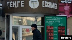 Человек проходит мимо пункта обмена валют. Алматы, 11 февраля 2014 года.