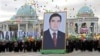 Arhiw suraty. Garaşsyzlyk baýramy mynasybetli Aşgabatda geçirilen köpçülik çäresinde Gurbanguly Berdimuhamedowyň portretini göterip barýan adamlar. 27-nji oktýabr, 2009 ý. Aşgabat. Türkmenistan.